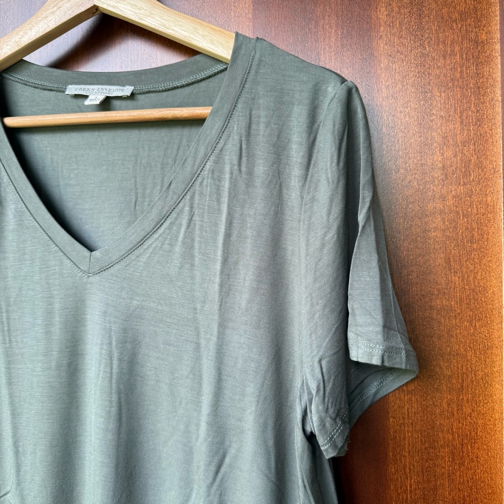 Women’s Green Envelope Green V-neck Short Sleeve Shirt Size Large - Picture 3 of 8